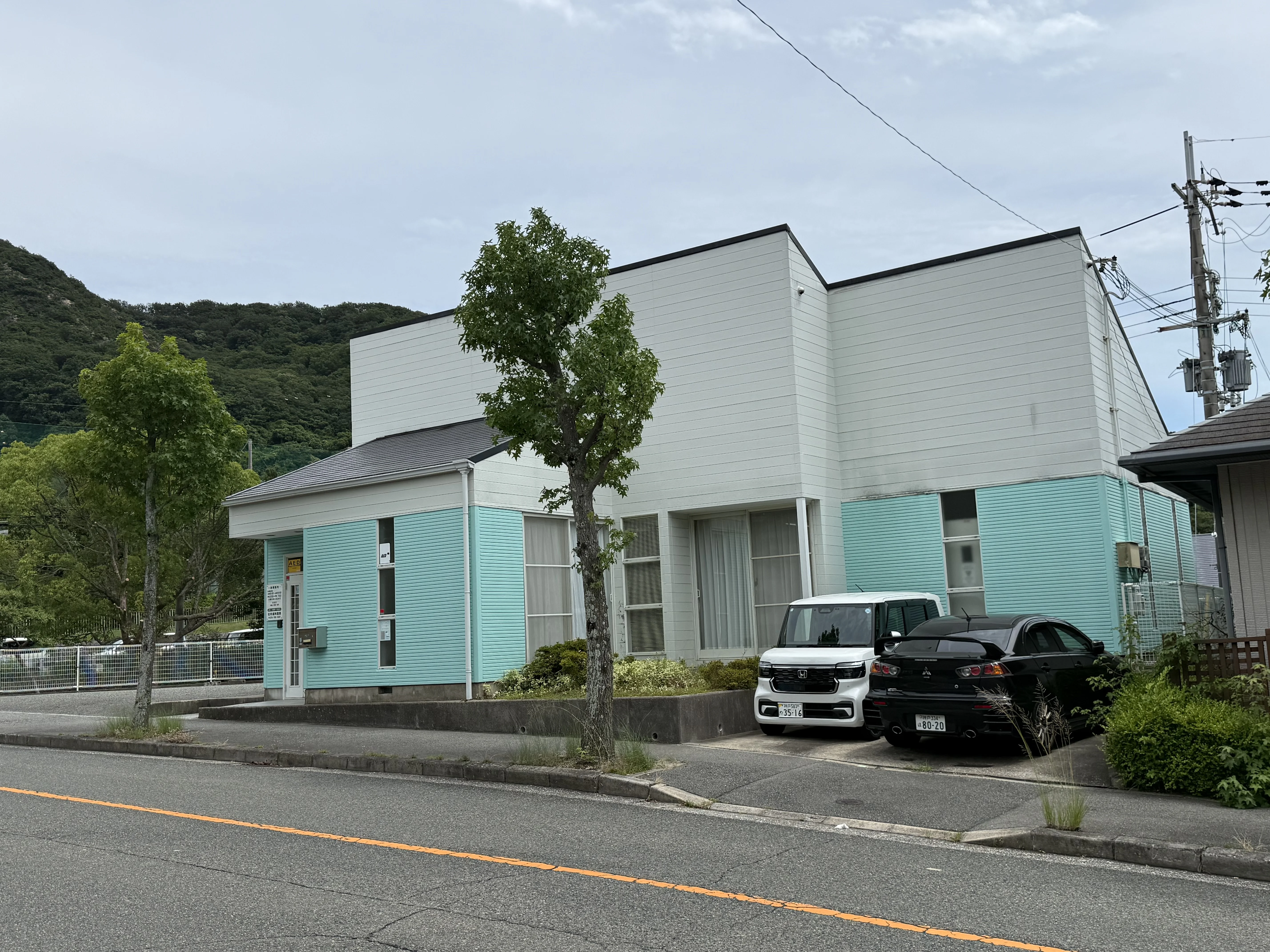 医院の建物と駐車場が並ぶ来院時の外観